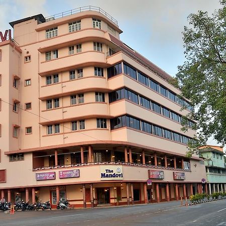 Hotel Mandovi Панаджи Экстерьер фото