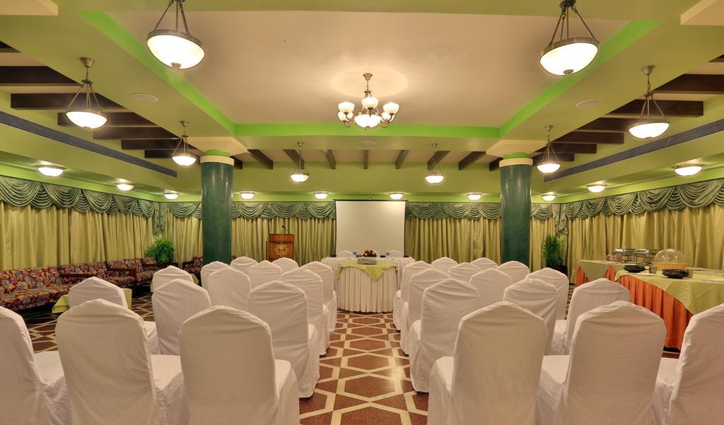 Hotel Mandovi Панаджи Экстерьер фото