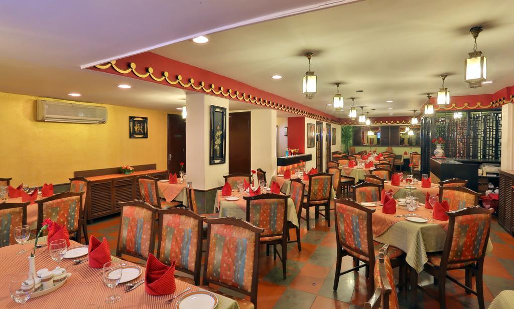 Hotel Mandovi Панаджи Экстерьер фото