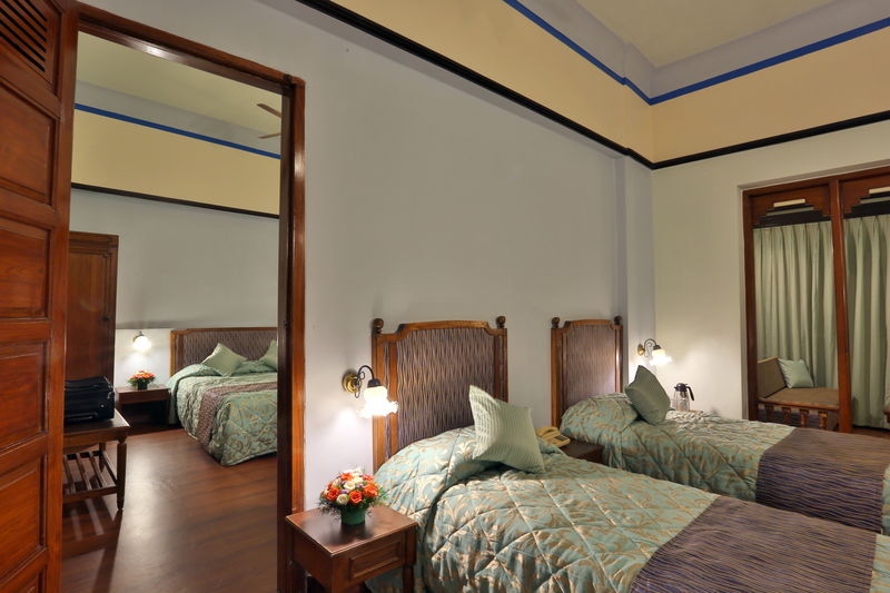 Hotel Mandovi Панаджи Экстерьер фото