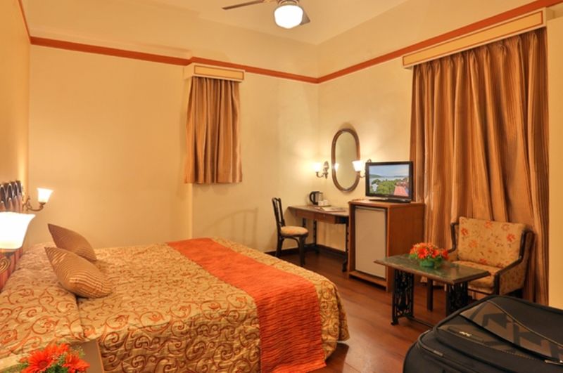 Hotel Mandovi Панаджи Экстерьер фото