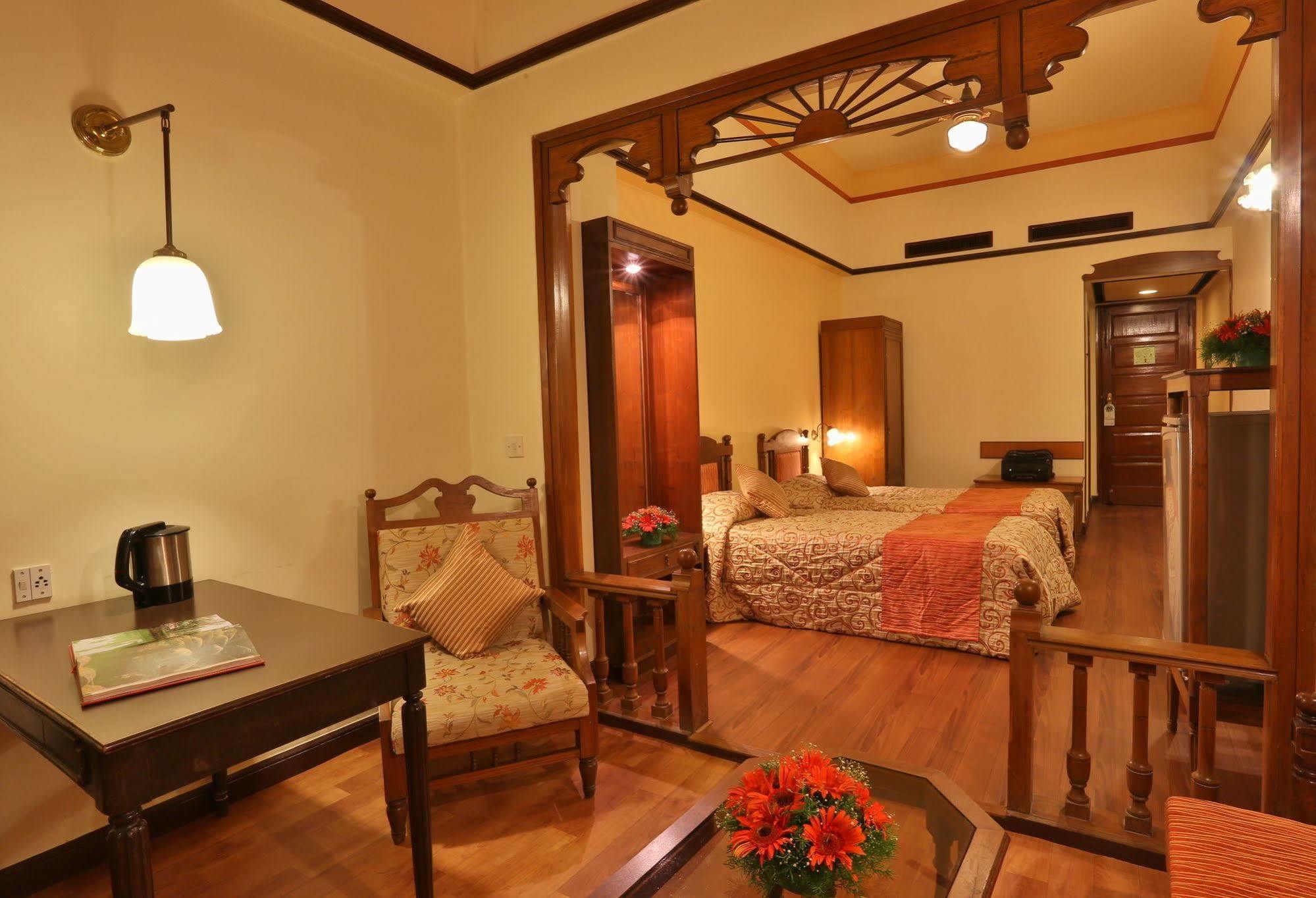 Hotel Mandovi Панаджи Экстерьер фото