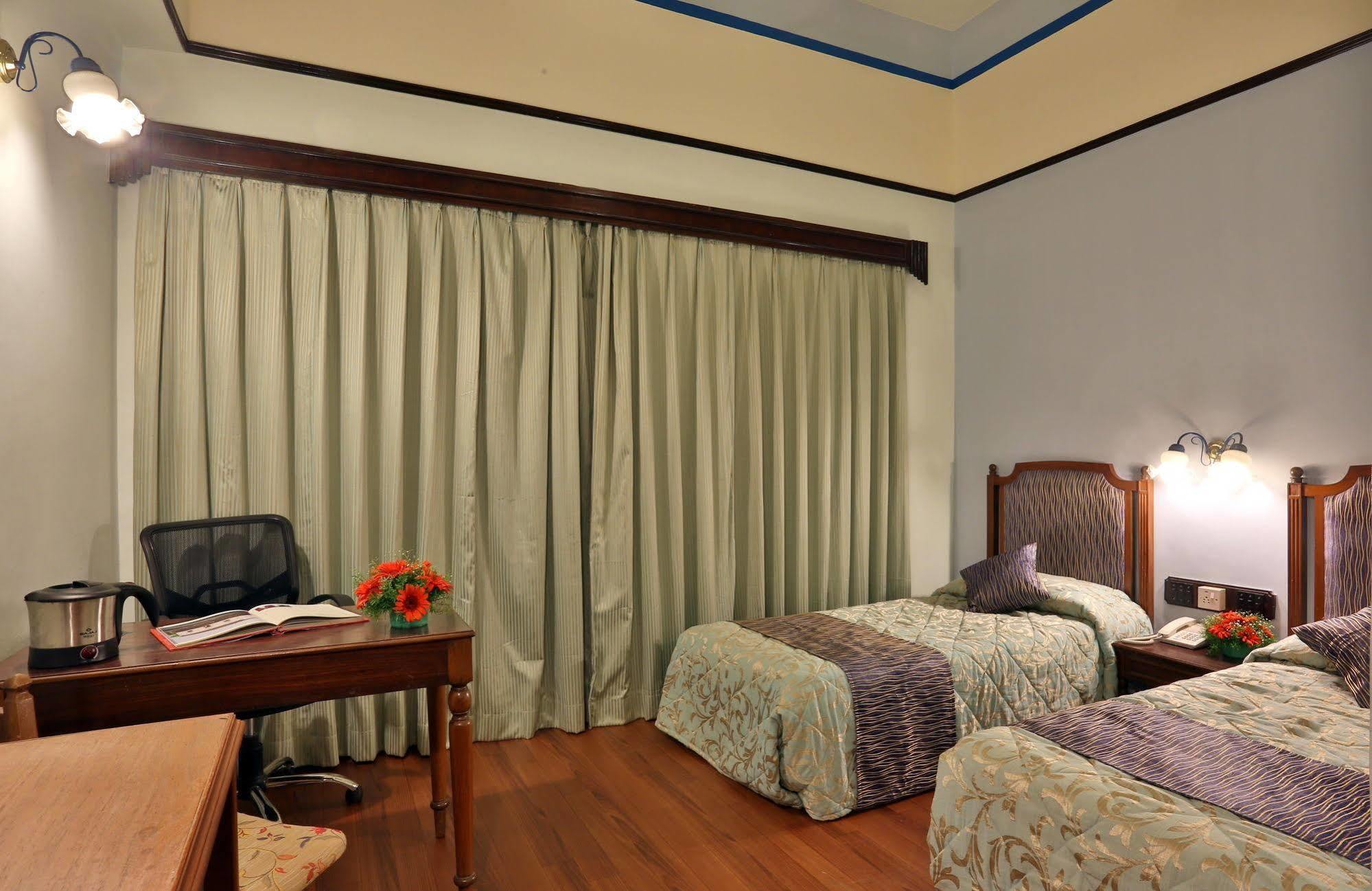 Hotel Mandovi Панаджи Экстерьер фото