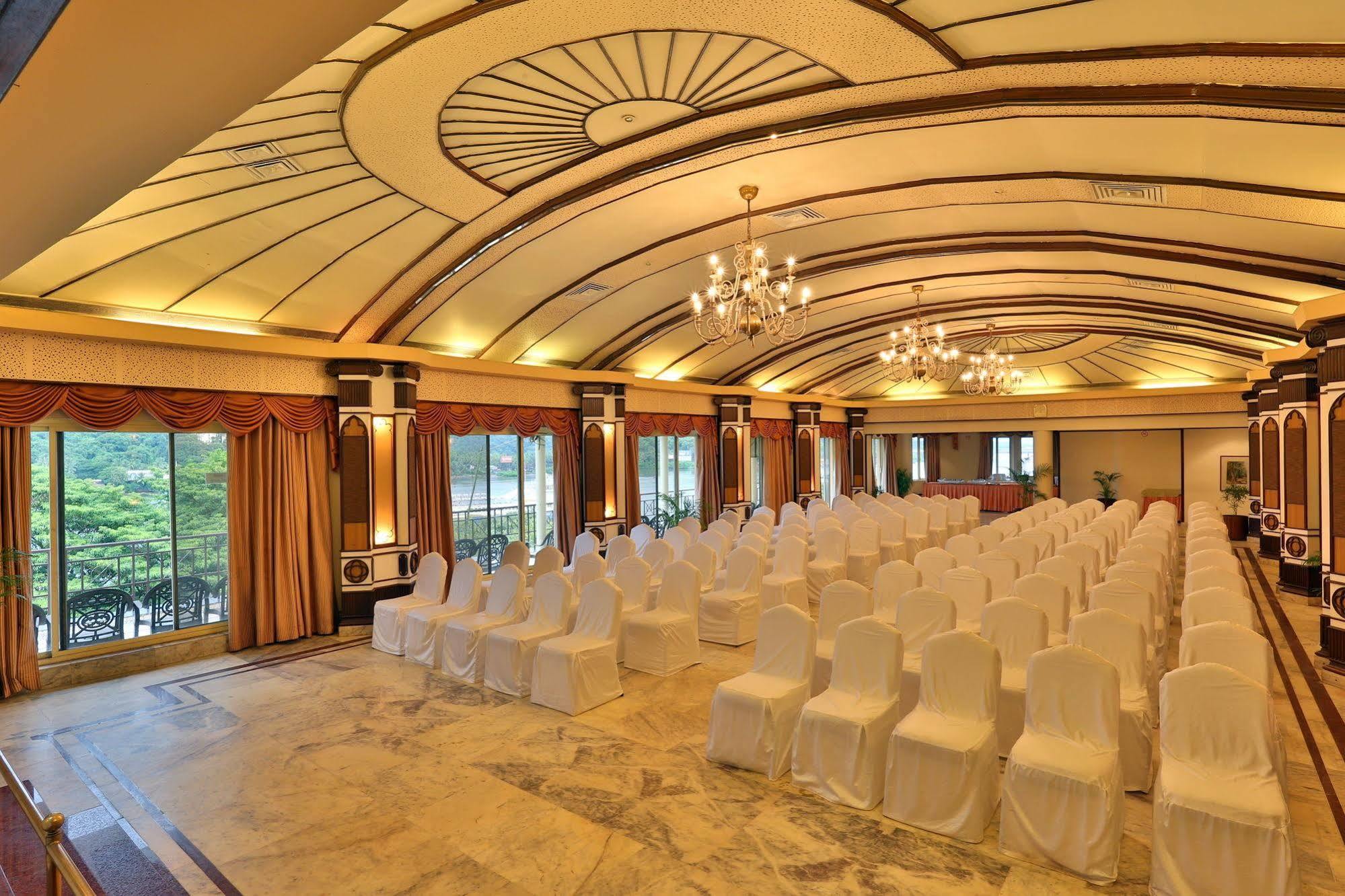 Hotel Mandovi Панаджи Экстерьер фото