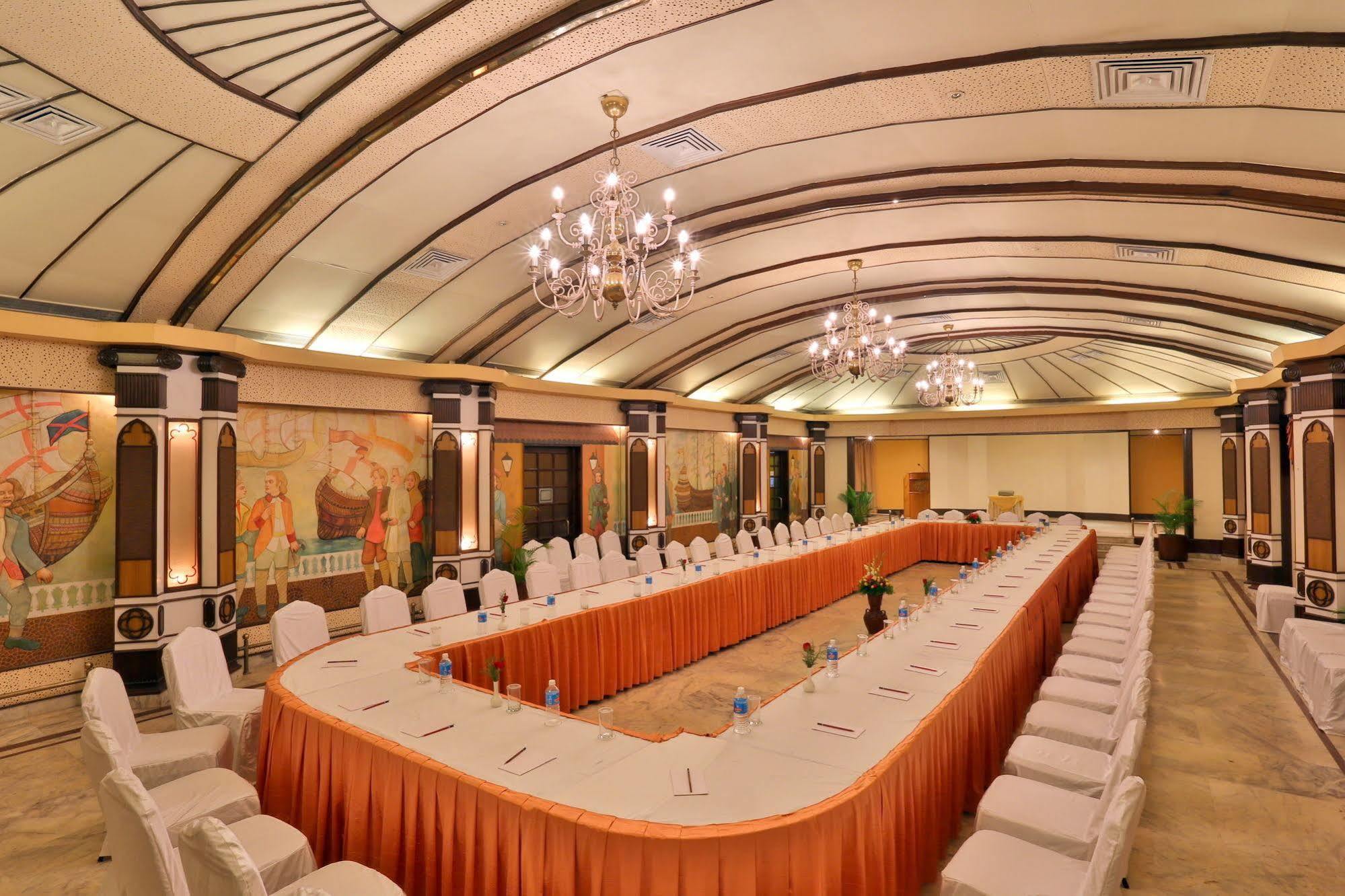 Hotel Mandovi Панаджи Экстерьер фото