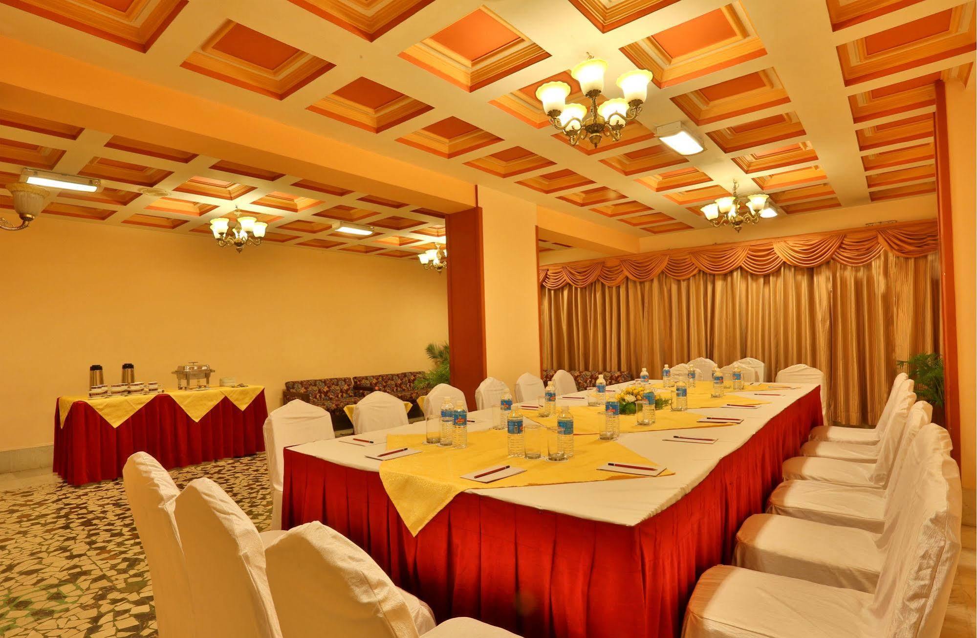 Hotel Mandovi Панаджи Экстерьер фото
