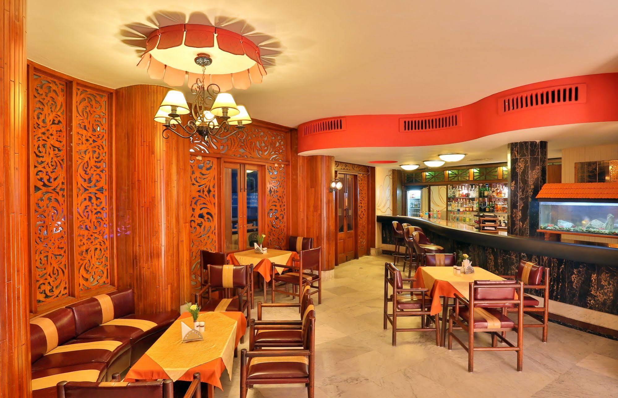Hotel Mandovi Панаджи Экстерьер фото