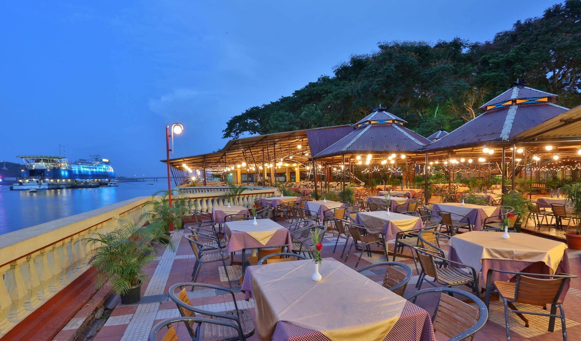 Hotel Mandovi Панаджи Экстерьер фото