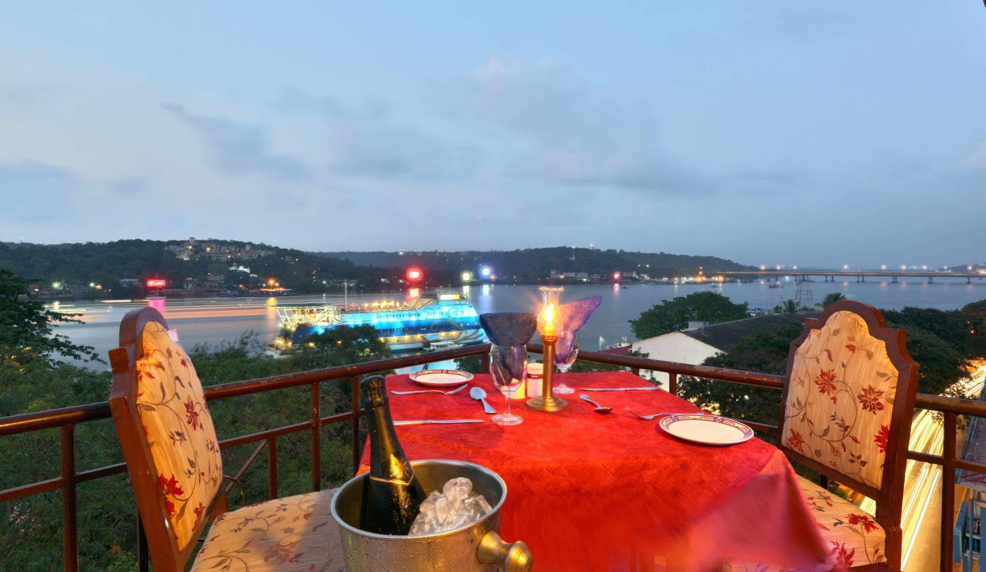 Hotel Mandovi Панаджи Экстерьер фото