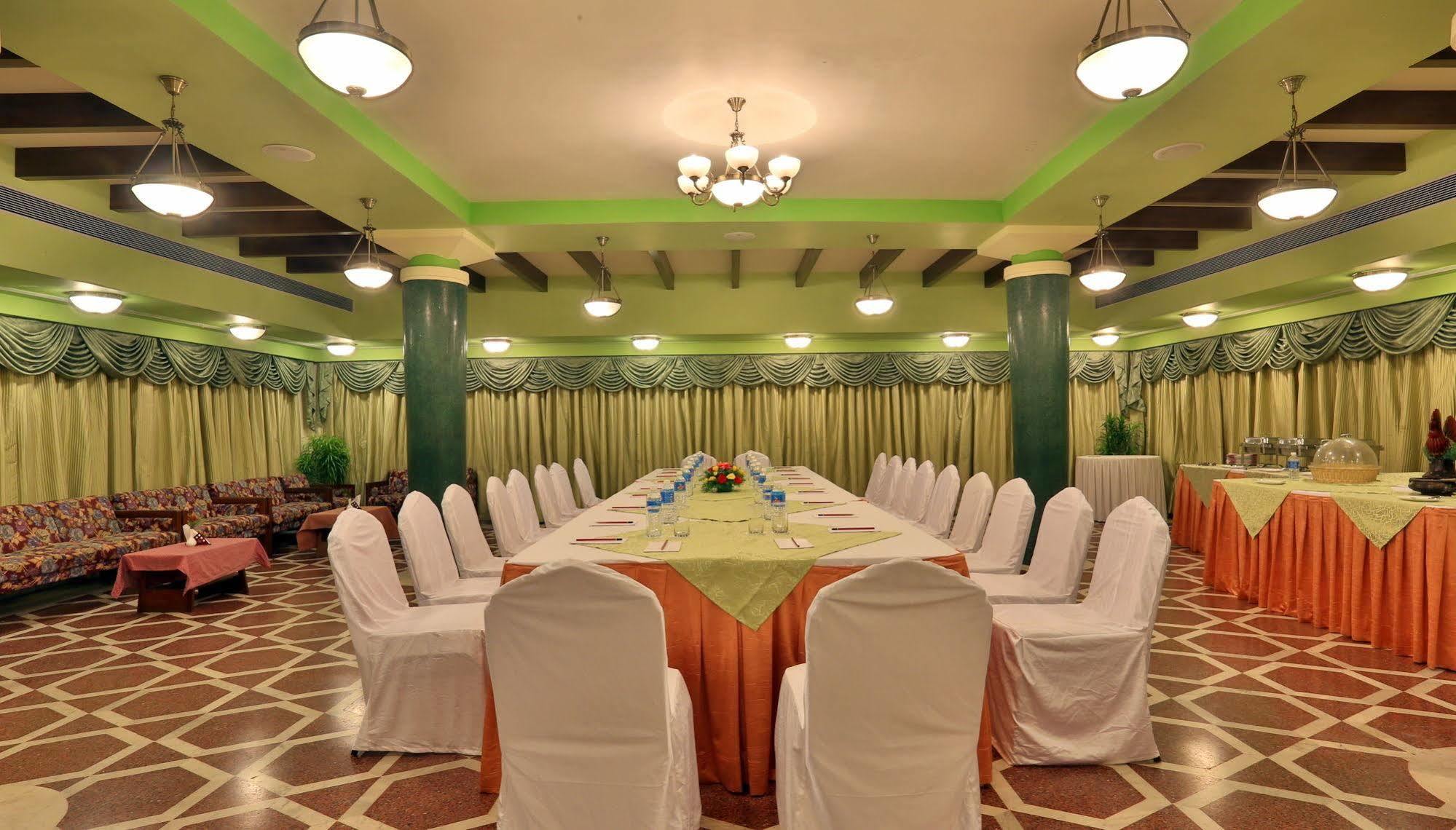 Hotel Mandovi Панаджи Экстерьер фото