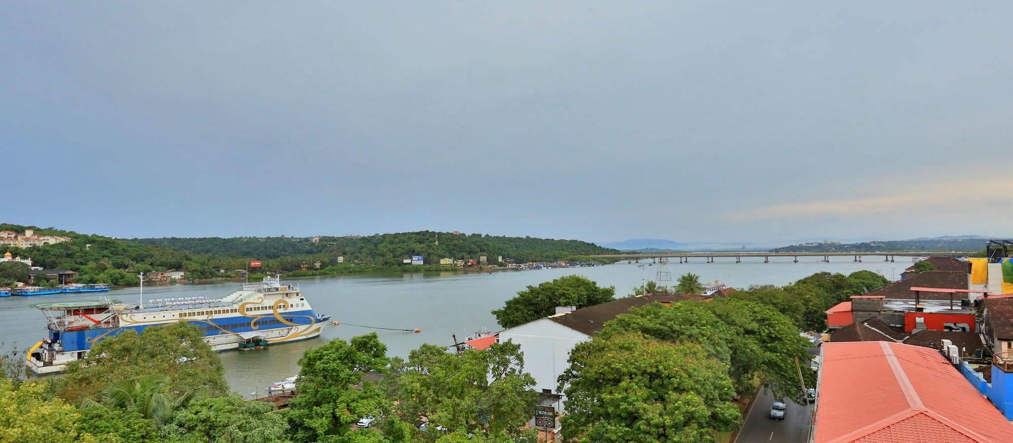 Hotel Mandovi Панаджи Экстерьер фото