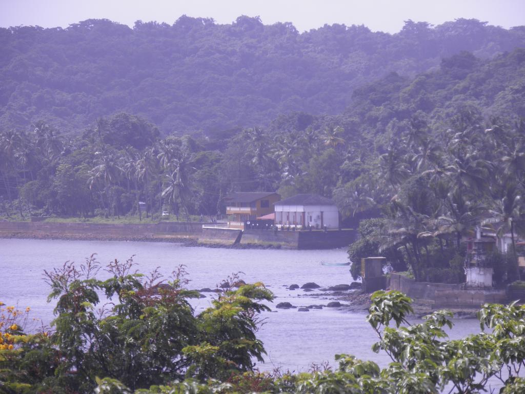 Hotel Mandovi Панаджи Экстерьер фото